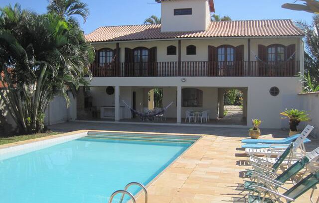 Saquarema House | Duas casas com área de lazer e quadra de volei