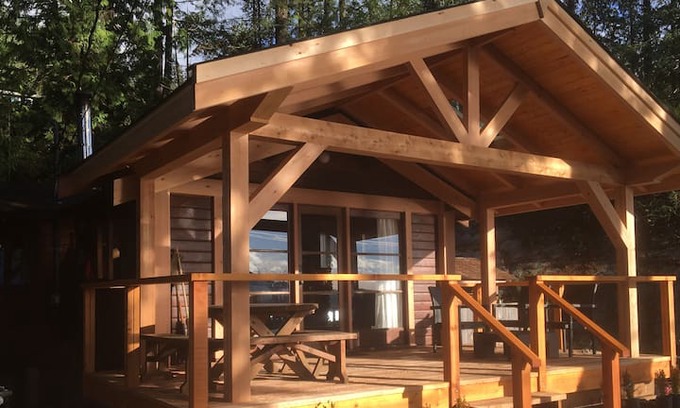 Tuwanek Cabin | CREEKSIDE COTTAGE