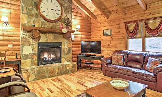 Stanton Cabin | Hot Tub, WiFi, Pool Table - Large Family Cabin - Lakewood - Red River Gorge, KY!