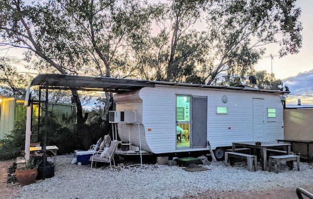 Lightning Ridge Cabin | Outback Quirk, comfy bed & fossicking - THE Tardis