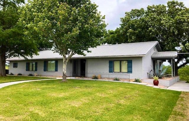 Cuero Cabin | Chisholm Guest House- 5th generation family ranch.