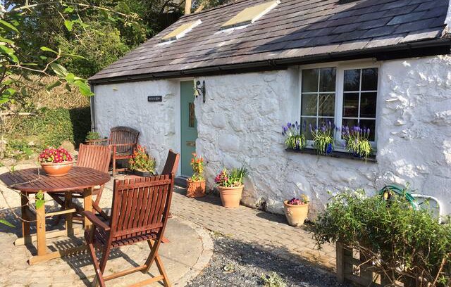 Y Felinheli Cabin | Bwthyn Bedw, central yet tranquil