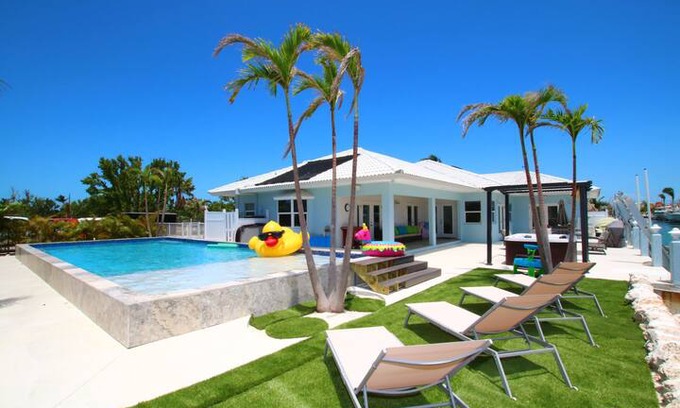 Florida Keys House | SeaBreeze 6 Bedroom Ocean Side Get-Away