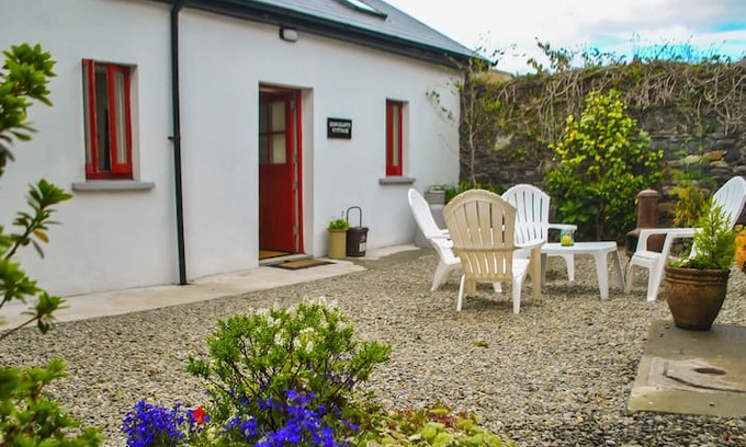 Rosscarbery House | Sergeants Cottage, WiFi , pet friendly.