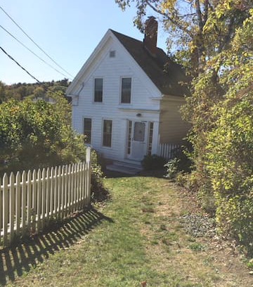 Christmas Cove House | Mariner`s Rest three bedroom cottage on Christmas Cove, in South Bristol, Maine