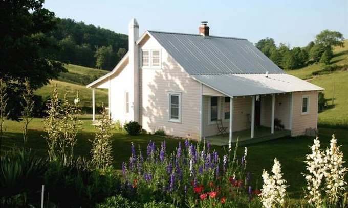 Dugspur Cabin | The Knoll Cottage on the Lee Farm