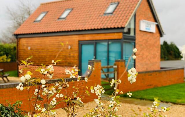Rampton Cabin | Unique waterside Lock Lodge studio