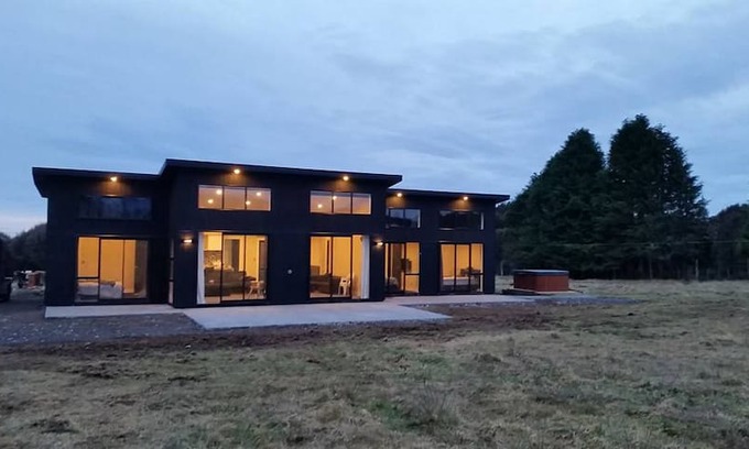 Horopito House | R and R Lodge with Spa and Drying Room