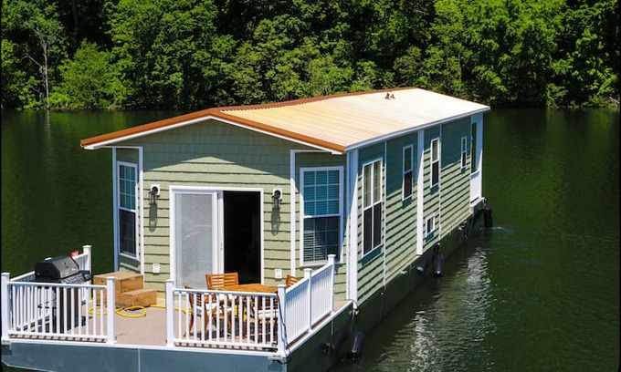 Windsor Boat Rental | 4 bedroom Green Stationary@Lake Cumberland Marina