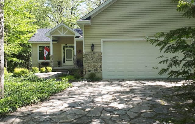 Grand Bend Cabin | Lake Time Cottage - (4 Bdrms in Southcott Pines)