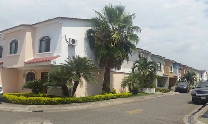 Machala House | Casa esquinera disponible en Ciudad Verde, Machala