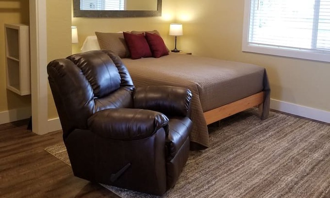 Coos Bay Apartment | Ocean Bay Studio II