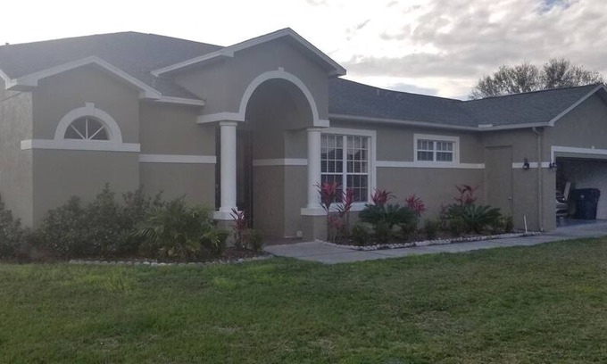 Lutz House | 2 bedroom home on an airport runway