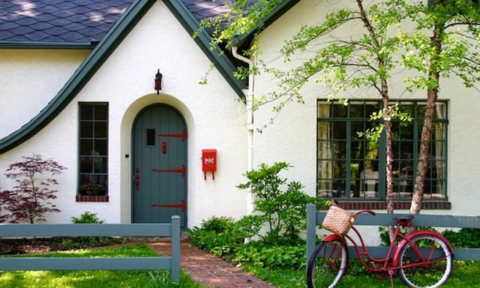 Yellow Springs House | The English Cottage - Enchanting, 1 block to town
