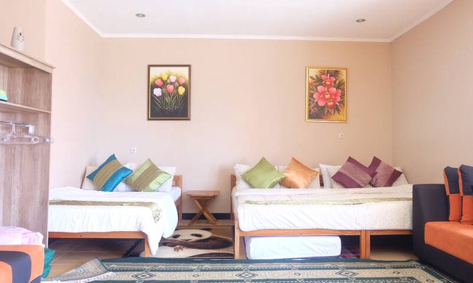 Parongpong Villa | Lembur Incu Syariah Villa & Resto Red House