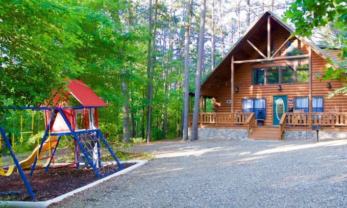 Hochatown Cabin | Black Bear Lodge is a two story cabin located in the heart of Hochatown close to all the amenities that Beavers Bend State Park and Broken Bow lake has to offer. It has an open floor plan and sleeps 7-10 people