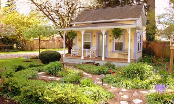 Coburg House | Coburg Cackleberry Cottage