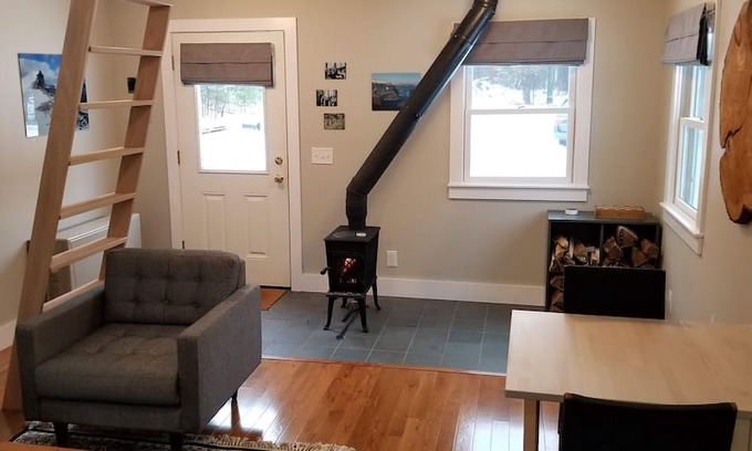 East Haven  Rutland County House | Solar Tiny House - Secluded Killington Getaway