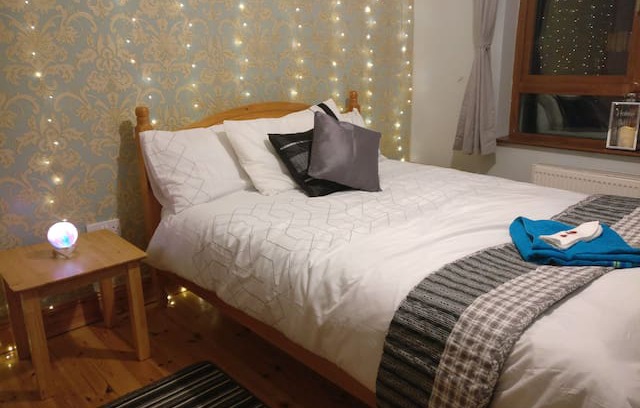 Dungarvan House | Cosy Double Room with Shared Kitchen and Breakfast