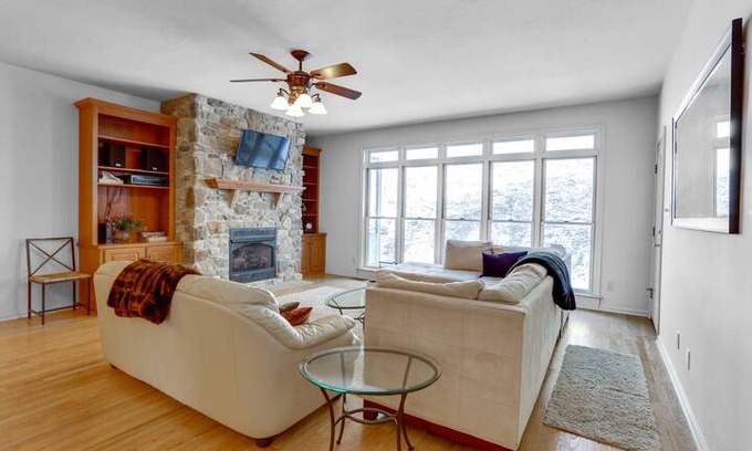 Mercersburg Villa | Ski Whitetail, Walk To Slopes, Hot Tub and Resort