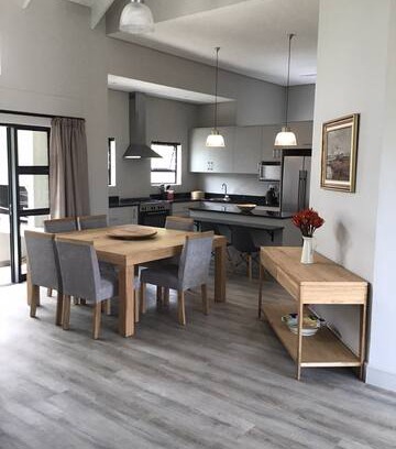 Westcliff House | Driftwood House Close to Whale Watching