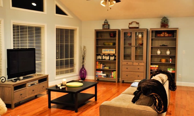 Caryville House | Norris Lake, TN- Up The Creek Cabin