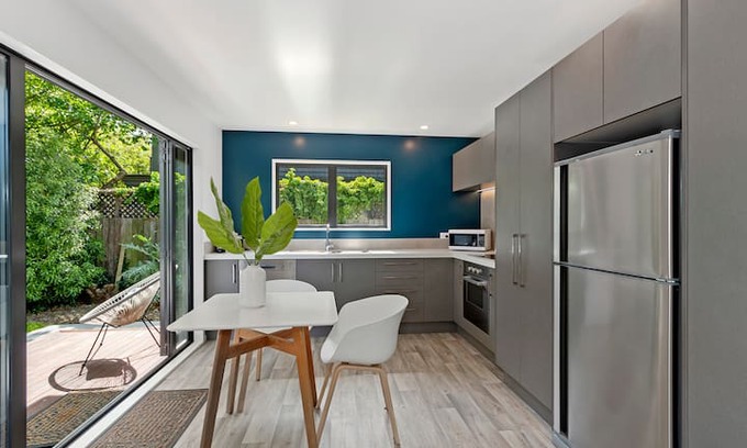 Merivale Apartment | Modern Merivale Village apartment with Garden.