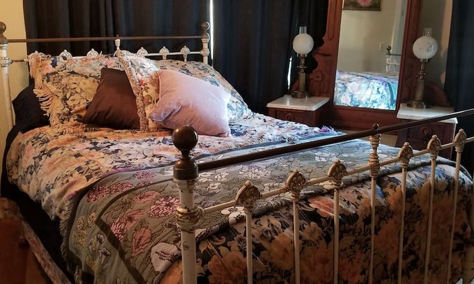 Vallejo House | The Rose Room @ the Little Castle