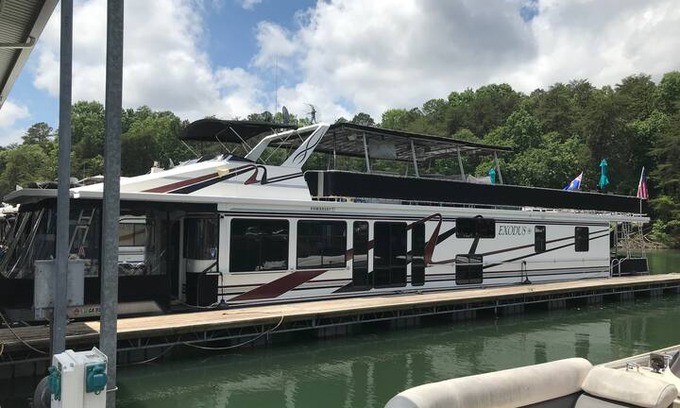 Cumming Boat Rental | Houseboat on the Lake