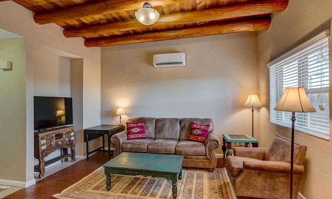 Santa Fe House | Casa Amigos #B, Quiet, Peaceful, In Town