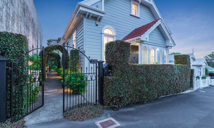 Devonport House | The Old Church Cottage Devonport