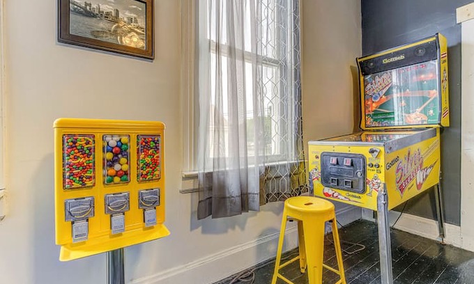 St. Bernard House | ★ ARCADE HOUSE ★ SLEEPS 16+ ★ 16 BEDS ★ FOR GROUPS