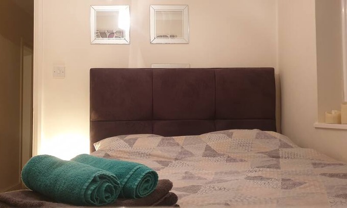 Brands Hatch House | Double Room and private entrance.1-2