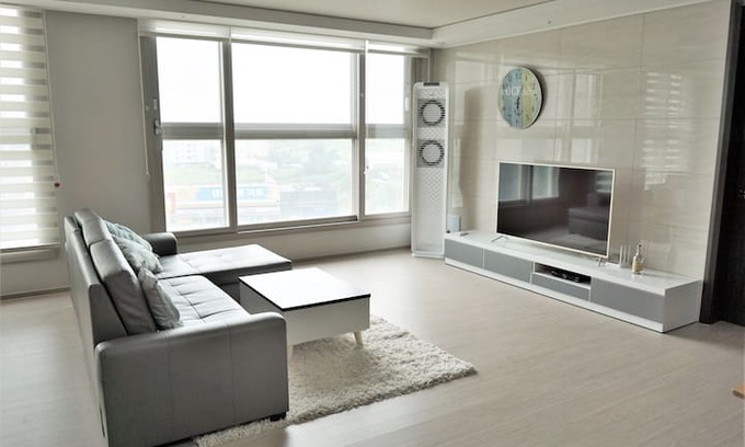 Asan Apartment | SPACIOUS, MINIMALIST "E.G. the One" APARTMENT