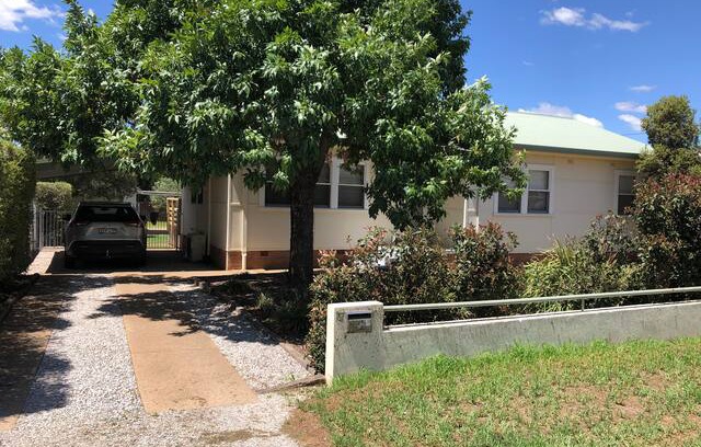 Central Mudgee House | The green keepers cottage. Quiet, cozy & comfy.