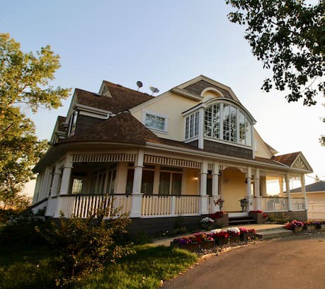 Beiseker House | Skyview Inn B&B - Kananaskis Room