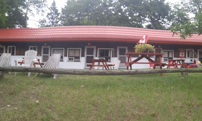 Wymbolwood Beach House | Cabin at Wymbolwood Lodge