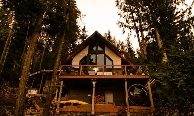 Leavenworth House | Lake Wenatchee Lakefront Cabin w/hot tub & sauna