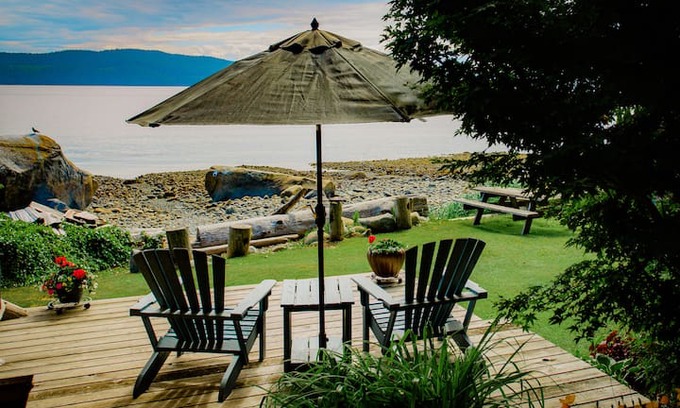 Brew Bay Cabin | Whale Rock Cottage - Perched on the Water's Edge