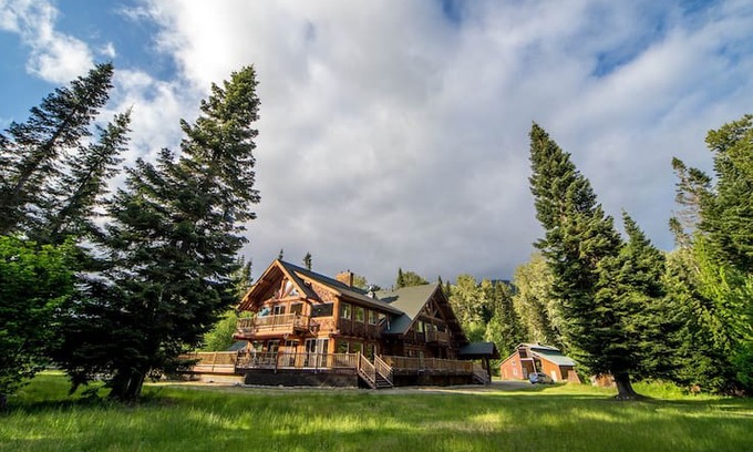 Easton Cabin | Cabin Creek Lodge- Sleeps 40+ Event Venue for 150+
