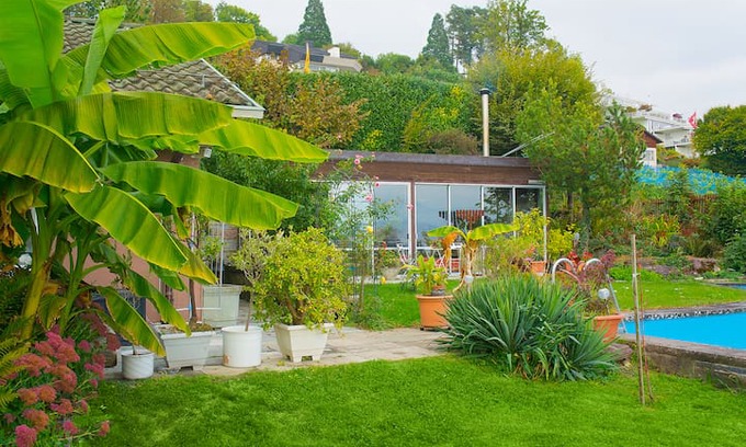 Meilen District House | Cozy Bungalow in lush Garden