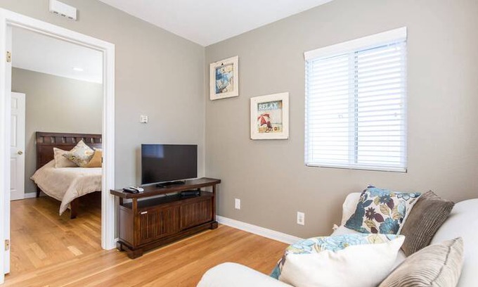 South Redondo Apartment | Casa Pacifico: AC+Parking + 5 min walk to beach!