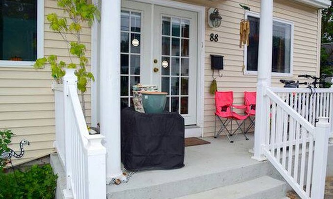 Old Orchard Beach Apartment | Bright Cheery Condo-Walk to Beach-$3900/ 30 days