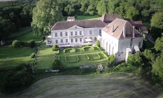 Talus-Saint-Prix Villa | Historical Cottage Abbey Champagne