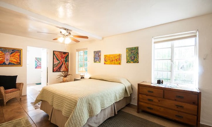 Blenman-Elm House | GAIL'S ARTIST RETREAT AND GUEST ROOM