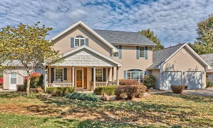Champaign Villa | Beautiful Modern Villa, 5 acres, near town