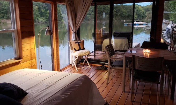 Saint-Charles-sur-Richelieu Boat Rental | Le CEDAR: Floating Loft 30 minutes from MTL