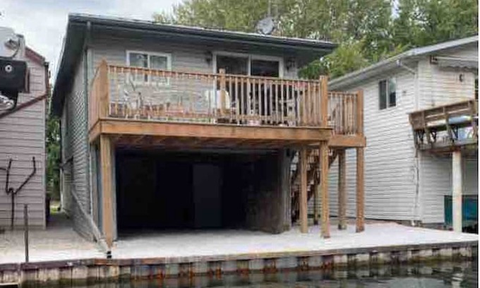 Chatham-Kent Cabin | Mitchell's Bay- Hunter& Fisher Retreat