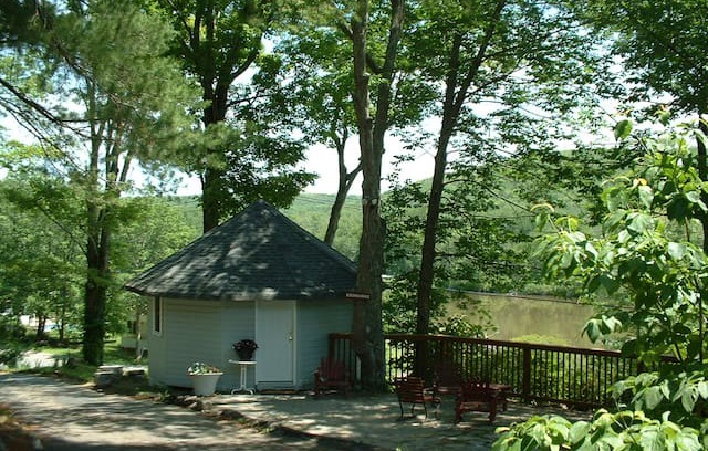 Woodridge Cabin | CHARMING ONE ROOM "GAZEBO" COTTAGE