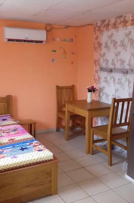 Libreville House | Location chambre américaine pieds dans l'eau